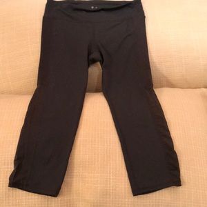 Gap Fit capri leggings w/ side mesh detail